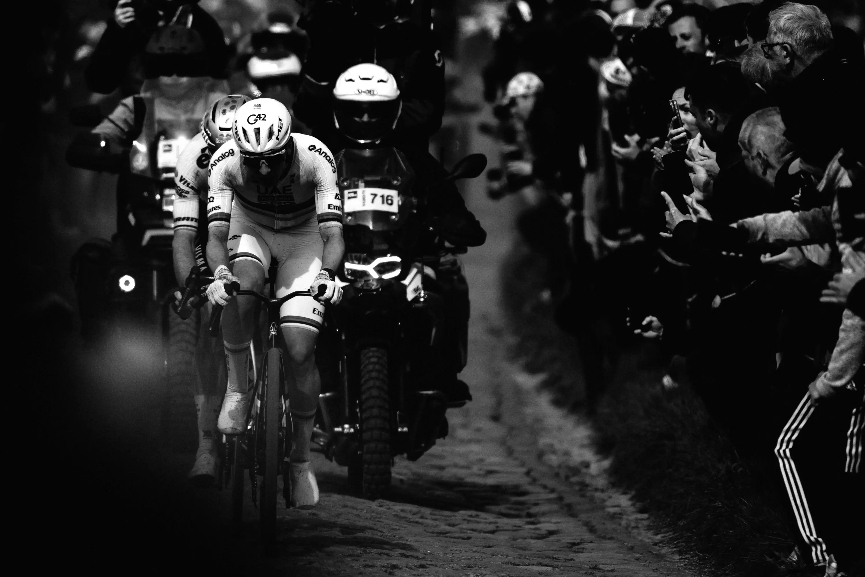 Paris–Roubaix 2026 — Pogacar und van Aert auf dem Carrefour de l'Arbre