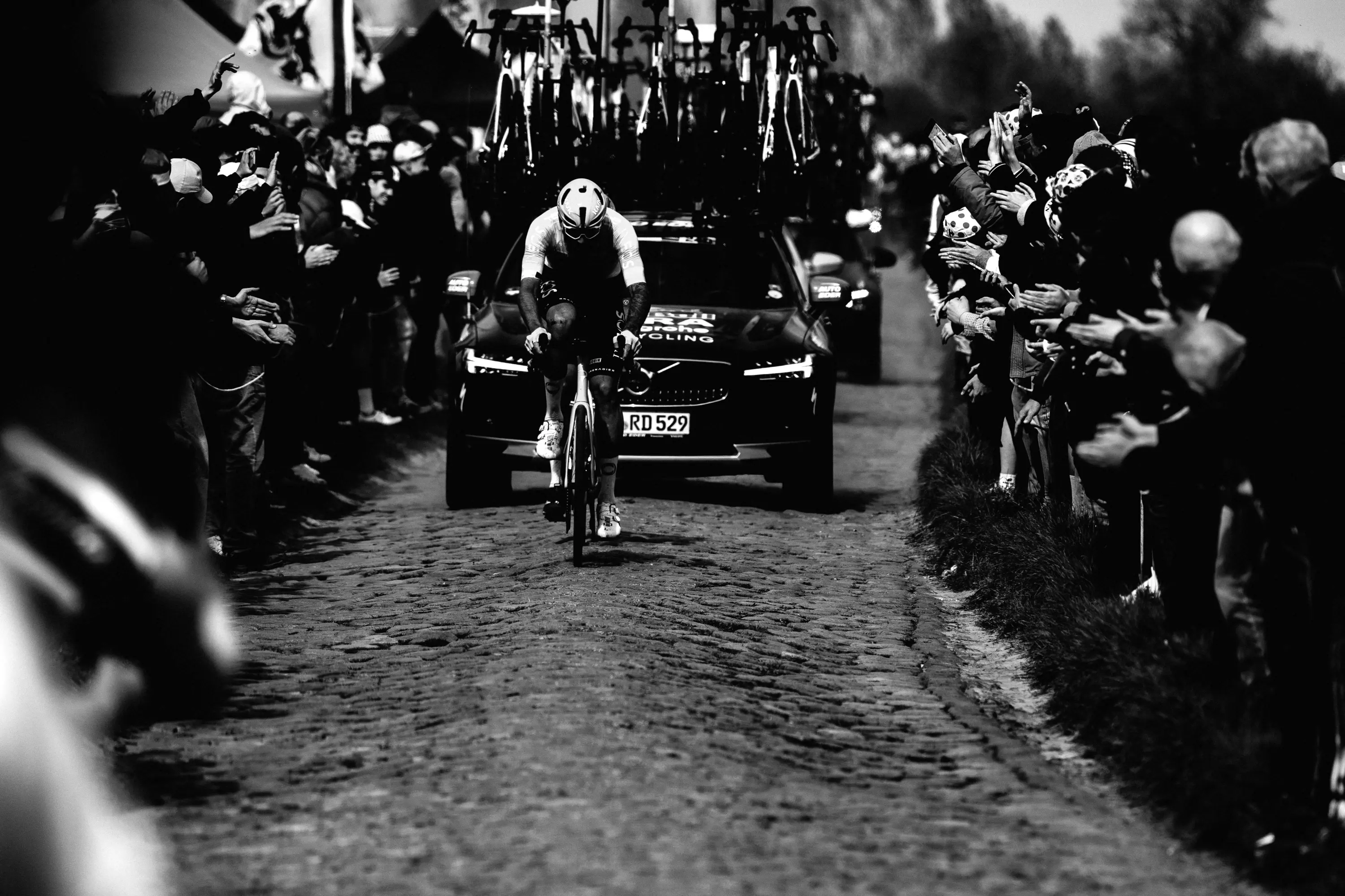 Filippo Ganna fully focused on the pavé