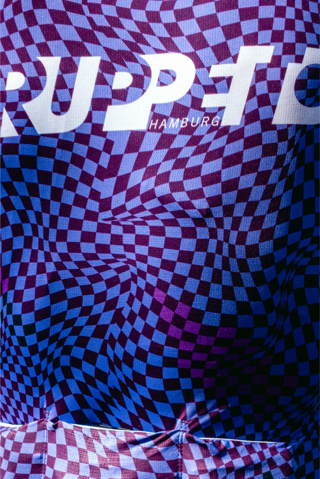 Fahrer im Gruppetto-Trikot auf einer flandrischen Straße