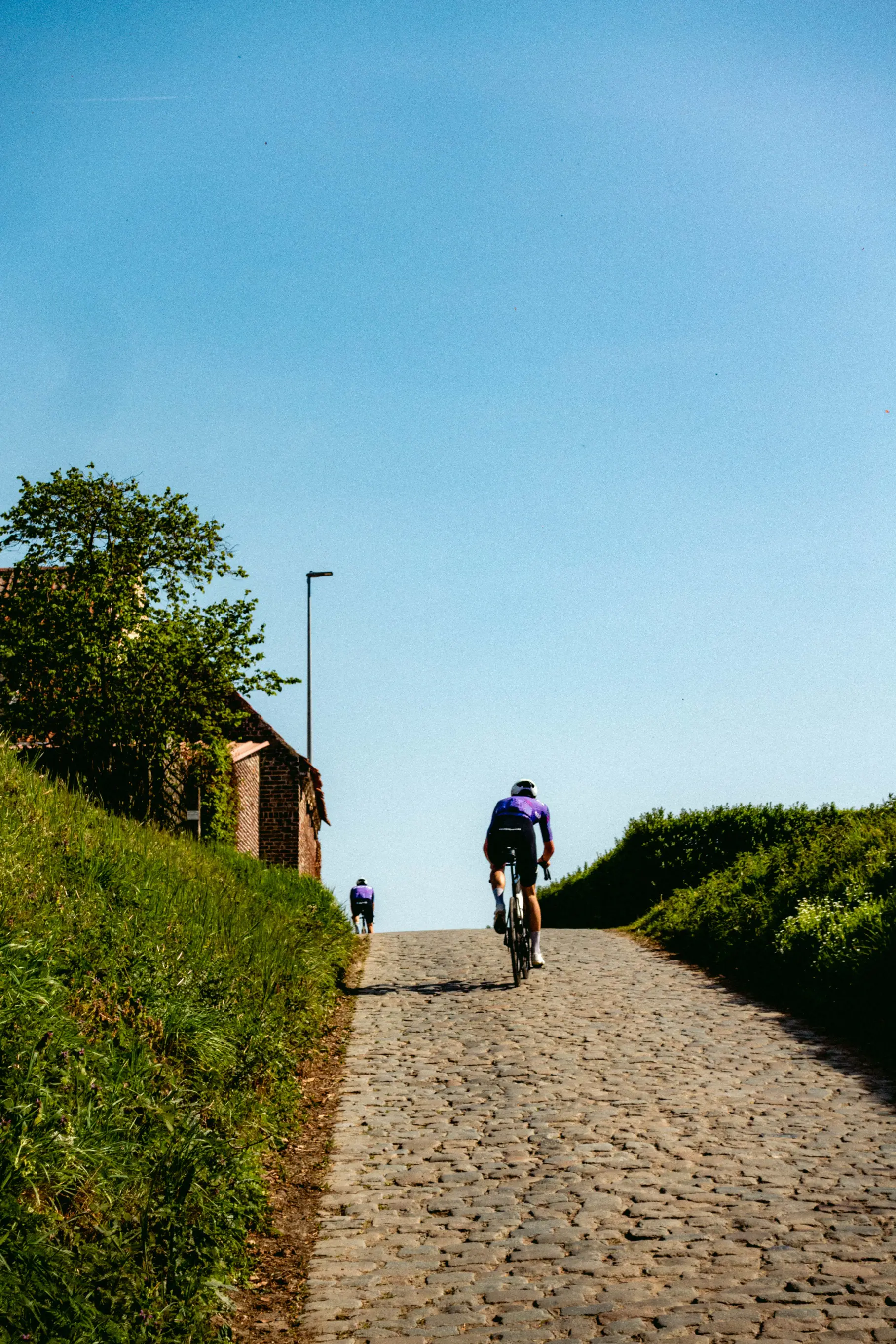 Gruppetto-Fahrer auf einem Pavé-Abschnitt