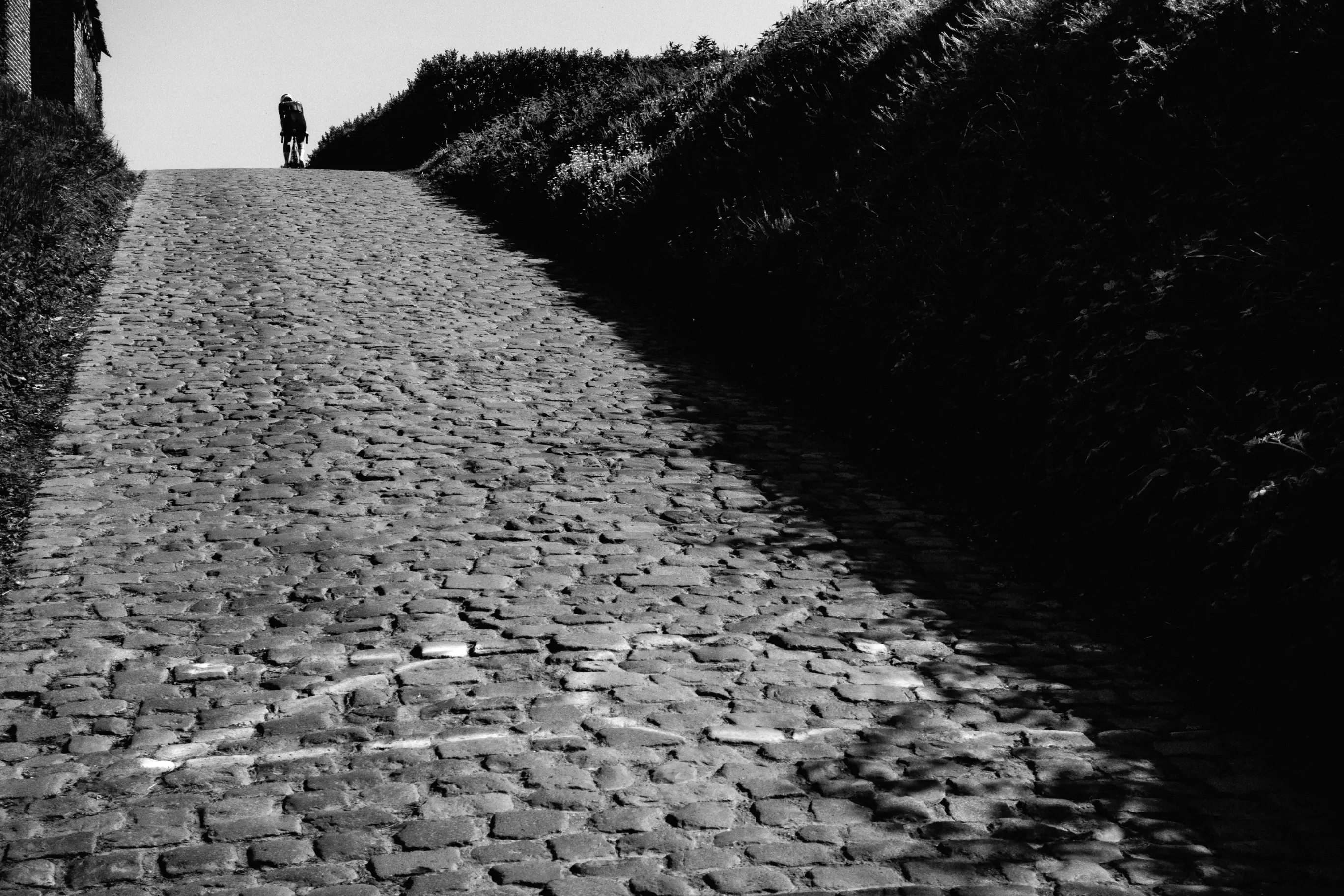 Kopfsteinpflaster-Anstieg in Flandern, steile Pavé-Rampe — Paris-Roubaix Weekend mit Van Rysel und Gruppetto Hamburg
