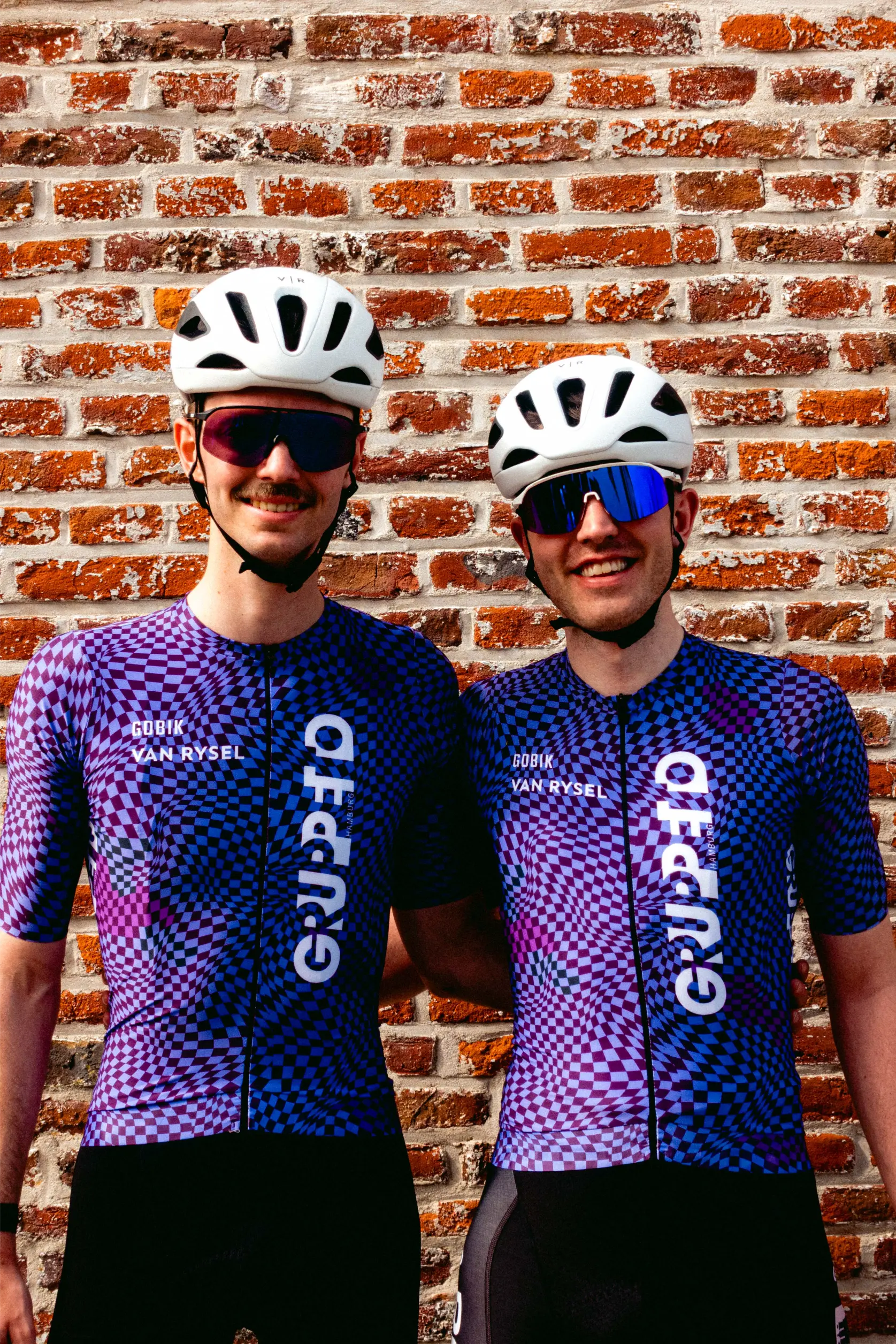 Zwei Road Captains im neuen Trikot, lachen in die Kamera