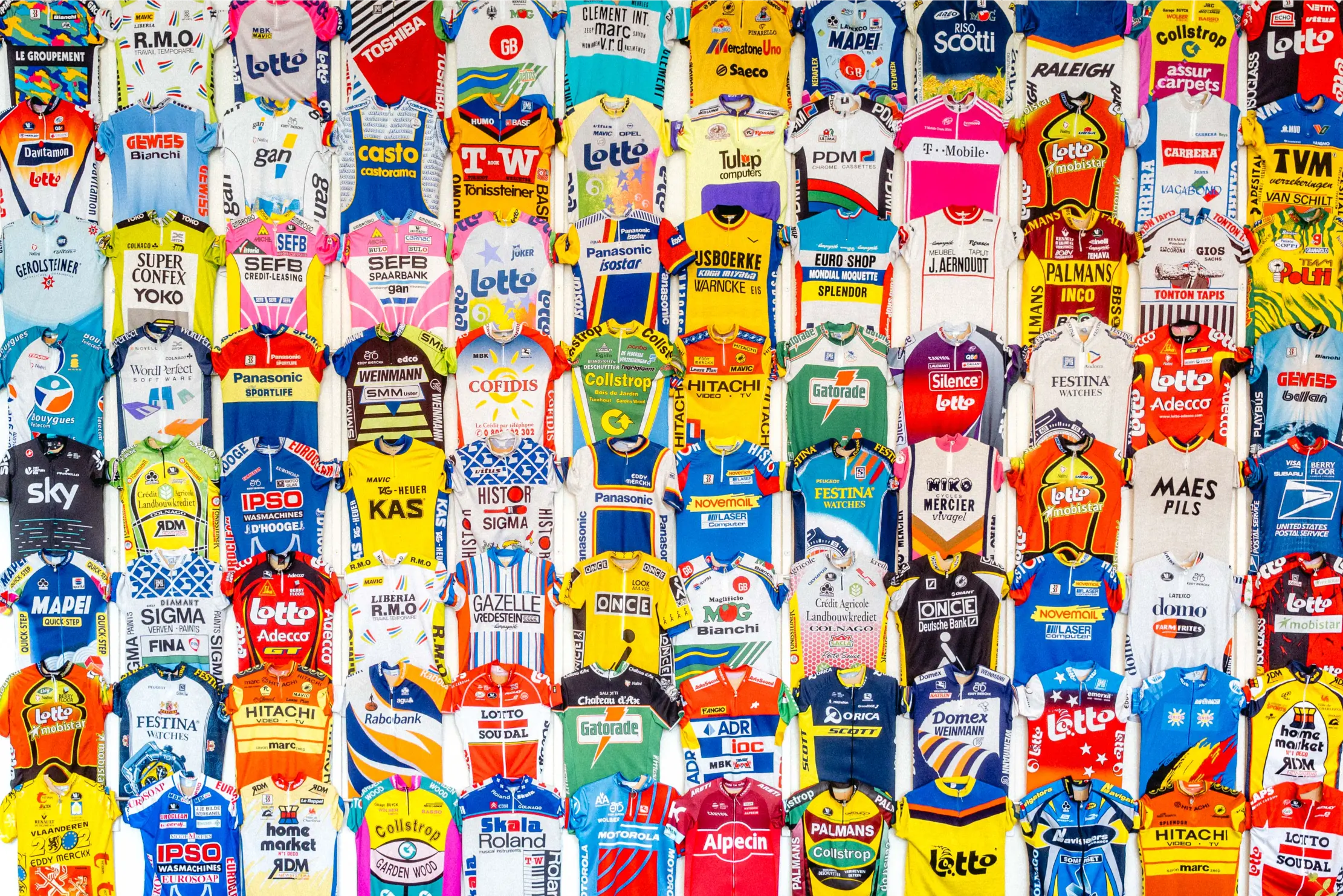 Wand mit Dutzenden historischen Radsport-Trikots im Museum der Flandernrundfahrt
